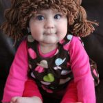 Votre bébé n’a pas assez de cheveux à votre goût? Transformez-le en poupée bout’chou!