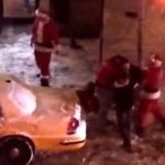 Des pères Noël se battent dans les rues de New York
