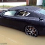 Insolite : Il est forcé d’abandonner son Aston Martin de plus de 250 000 $ après avoir été pris dans les eaux