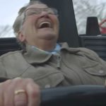 Cette grand-mère de 70 ans fait un tour de montagne russe pour la première fois de sa vie