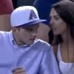 Ce gars joue avec une télécommande qui fait vibrer sa copine… en plein match de baseball!