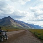 Après s’être divorcé et avoir perdu son emploi, un homme se rend jusqu’en Alaska en moto