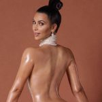 Kim Kardashian montre son derrière dénudé sur la couverture d’un magazine