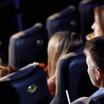 6 types de personnes qui tapent VRAIMENT sur les nerfs au cinéma
