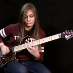 Cette fille est tellement forte à la guitare qu’elle ridiculisera vos propres talents de guitariste