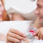 3 façons de rendre le sexe plus excitant quand on doit mettre un condom