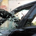 Un idiot tente de briser une vitre d’auto et c’est surement la PIRE idée qu’il ait jamais eue…