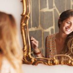 10 choses que les filles font secrètement devant le miroir !