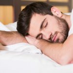 Si tu fais ça en dormant, tu as 28 % plus de risques d’avoir le rhume