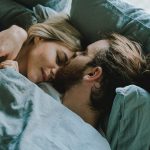Dormir sur le côté gauche du lit peut influencer votre humeur