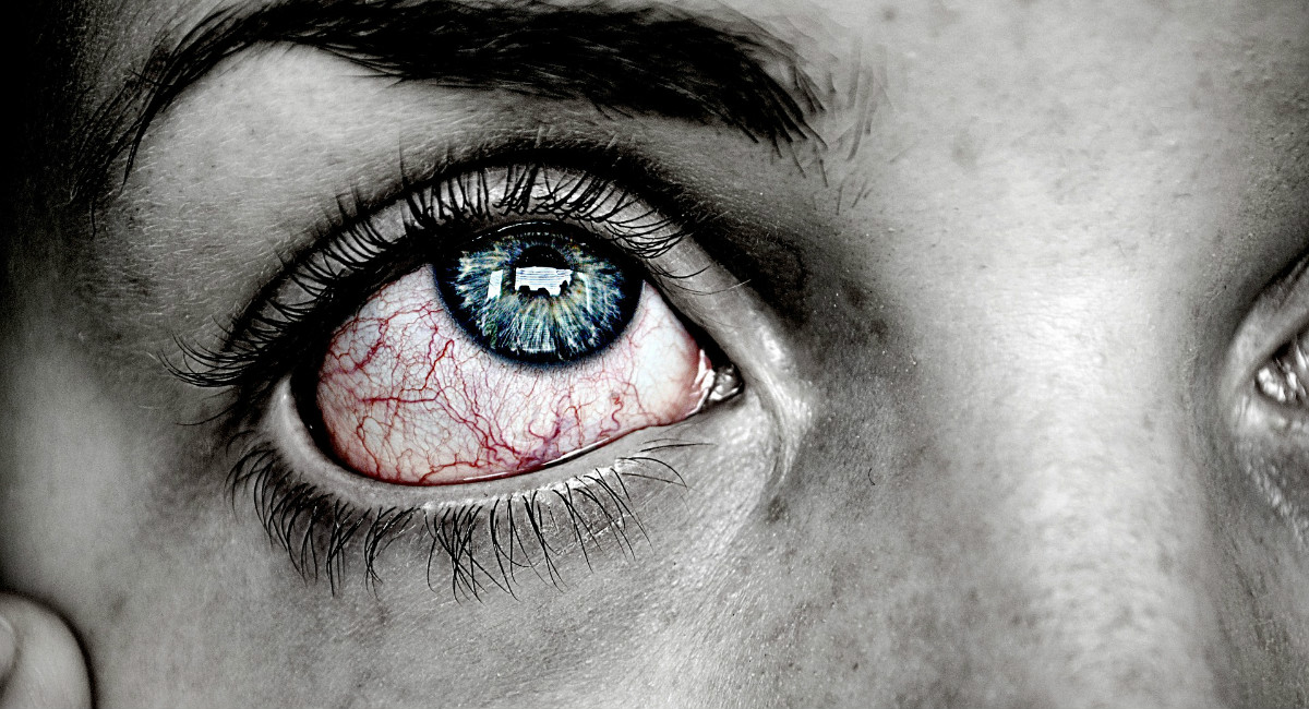 paranormal yeux rouges