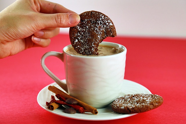 usr_img/97554958/dunking-chocolate-cookie-in-hot-coco-cup.jpg