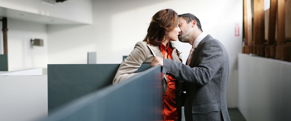Signes De Flirt Au Travail : 20 Signes Évidents Que Vous Plaisez À Un Collègue De Travail