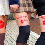 Des jeunes Japonaises louent leurs cuisses pour y afficher de la pub