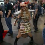 Gadget : une robe faite avec des cartes de « Magic: The Gathering »