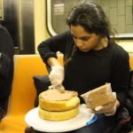 Elle glace un gâteau dans le métro et le sert ensuite aux passagers