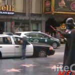 Il brise la vitre d’une voiture de police pour voler un portable… devant Darth Vader et Superman!