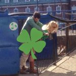 Un cinéaste amateur surprend un couple en train de faire l’amour près des poubelles et filme la scène!