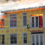 Incroyable : Un homme pris au 5e étage d’un immeuble en feu est sauvé juste à temps!