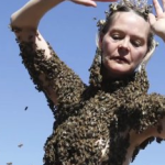 Cette femme danse torse nu, mais recouverte de 12 000 abeilles!