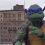 Une tortue Ninja se promène dans les rues de Montréal