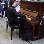Un pianiste chevronné joue dans l’indifférence presque totale dans le métro