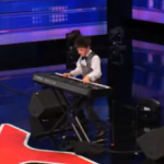 É-POUS-TOU-FLANT: Un petit génie de 9 ans au piano!