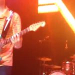 Le batteur de Weezer attrape un frisbee de la foule et continue à jouer comme si de rien n’était!