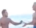 Un homme dans la quarantaine passe le K.O. à un jeune baveux sur la plage