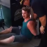 Un gars soûl essaie de faire la leçon à un policier sur ses droits