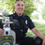 Rencontrez le premier policier patrouillant en « skateboard » au monde!