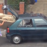 Est-ce qu’un sofa géant peut entrer dans une petite voiture?