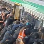 Une foule soulève un wagon de métro pour décoincer la jambe d’un homme