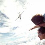 Vidéo choc: deux parachutistes sauvés par la chance