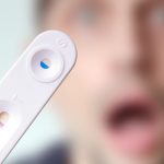 Après avoir lu cet article, les gars, vous aurez envie de faire un test de grossesse!