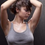 10 choses que les femmes font avec leurs seins qui rendent les gars fous