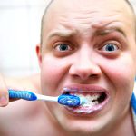 Après avoir lu ceci, vous ne voudrez jamais plus vous brossez les dents avec votre brosse à dents