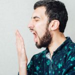 Voici LA façon de savoir si vous avez mauvaise haleine (et ce n’est pas de souffler dans votre main)