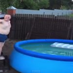 Un gars qui ESSAIE de sauter dans une piscine gonflable… FAIL