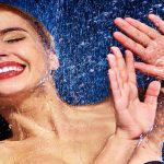 10 choses que les filles font secrètement sous la douche