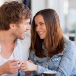 7 petites choses que seuls les couples vraiment heureux font TOUS LES JOURS