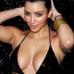Voici LE truc de Kim Kardashian pour avoir des seins parfaits en tout temps