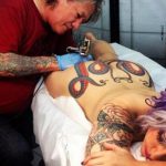 Cette femme sexy s’est fait tatouer une pieuvre «dans» les fesses (et c’est pas mal hot…)