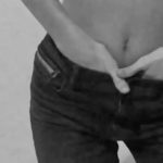 Kendall Jenner se touche les parties intimes devant la caméra