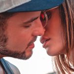 Vous vous fermez les yeux pendant que vous embrassez votre partenaire? Voici pourquoi, selon la science!