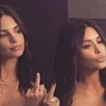 Kim Kardashian et Emily Ratajkowski font un selfie les SEINS complètement NUS! WOW!