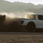 À voir! Le Ford Raptor s’amuse dans le désert!