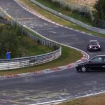 Il se fait presque frapper sur le circuit du Nurburgring (vidéo)