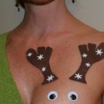 La nouvelle mode : déguiser son sein en renne du père Noël -2