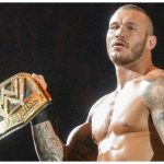 Le lutteur Randy Orton surpris à regarder le décolleté plongeant d’une admiratrice
